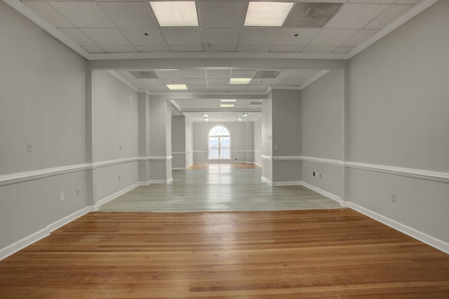 More Photos Of 18-20 W Washington St, Hagerstown Office For Lease
