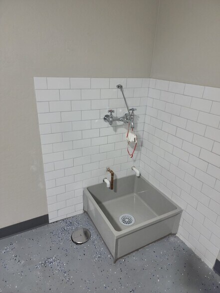 More Photos Of 1459-1523 W Gurley St, Prescott Unknown For Lease