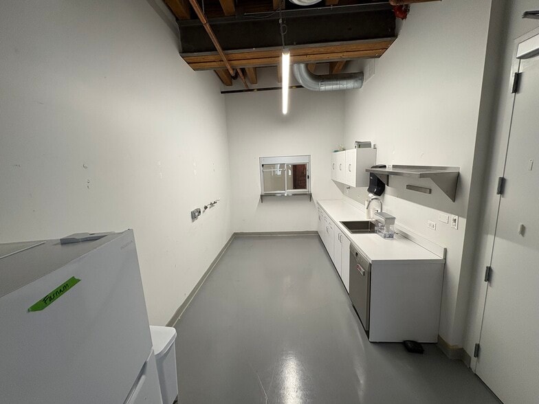 More Photos Of 1500 W Carroll Ave, Chicago Loft Creative Space For Lease