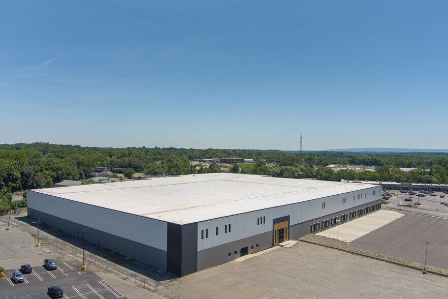 More Photos Of 102 Dolson Ave, Middletown Distribution For Lease
