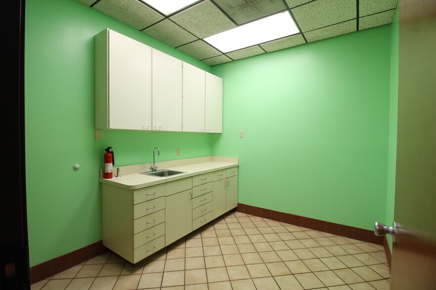 More Photos Of 16125 Cairnway Dr, Houston Medical For Lease