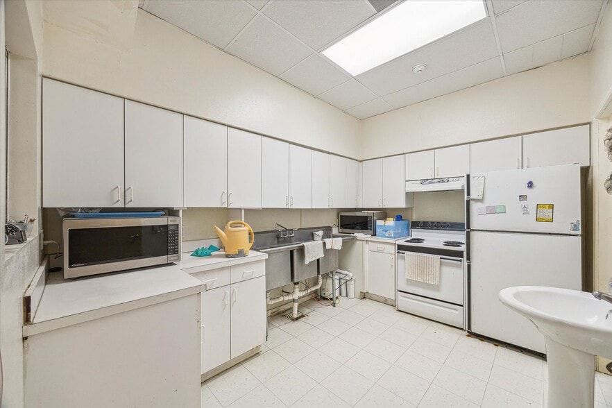 More Photos Of 12500 W Bellfort Ave, Houston Schools For Sale