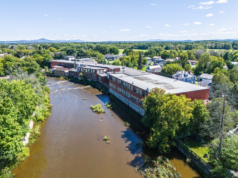 More Photos Of 110 Rue De La Rivière, Bedford General Retail For Lease