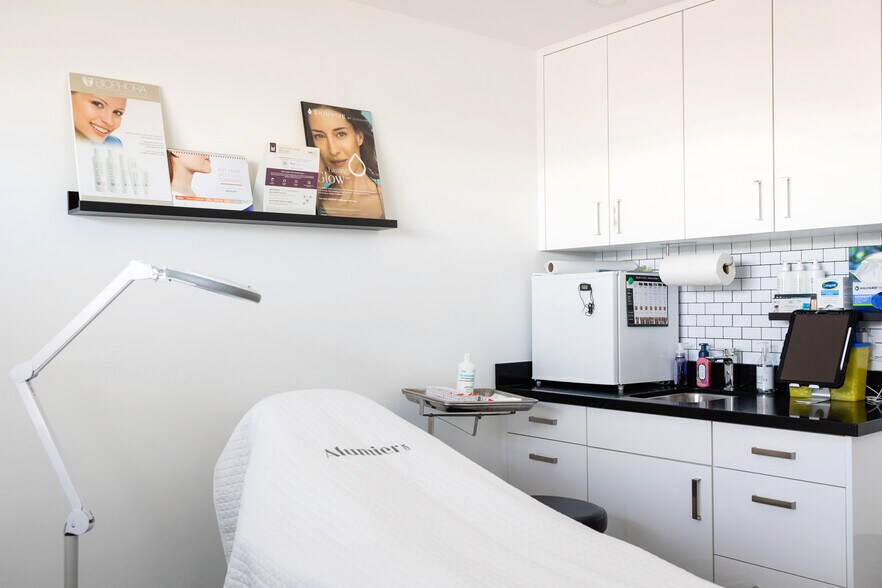 More Photos Of 1533 Dundas St E, Whitby Office For Sale