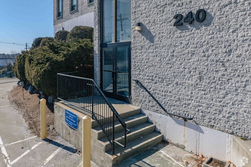 More Photos Of 240 Bear Hill Rd, Waltham Medical For Lease