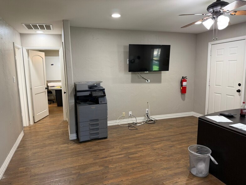 More Photos Of 414 N Kealy Ave, Lewisville Office For Sale