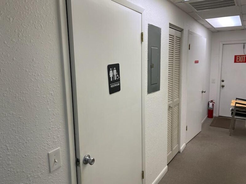 More Photos Of 343 W Central Ave, Lake Wales Office Residential For Lease