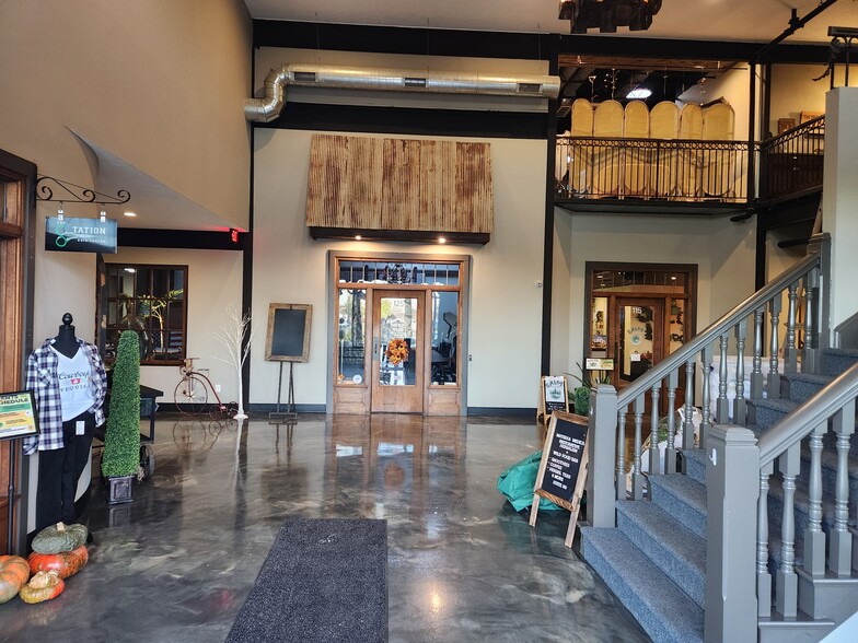 More Photos Of 100-400 Byrd Way, Greenwood Storefront Retail Office For Lease
