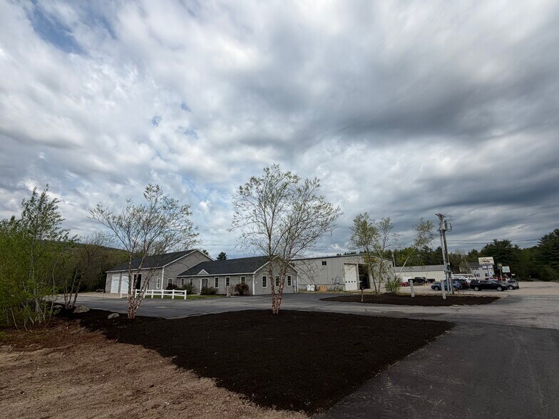 More Photos Of 1667 White Mountain Hwy, Sanbornville Showroom For Sale
