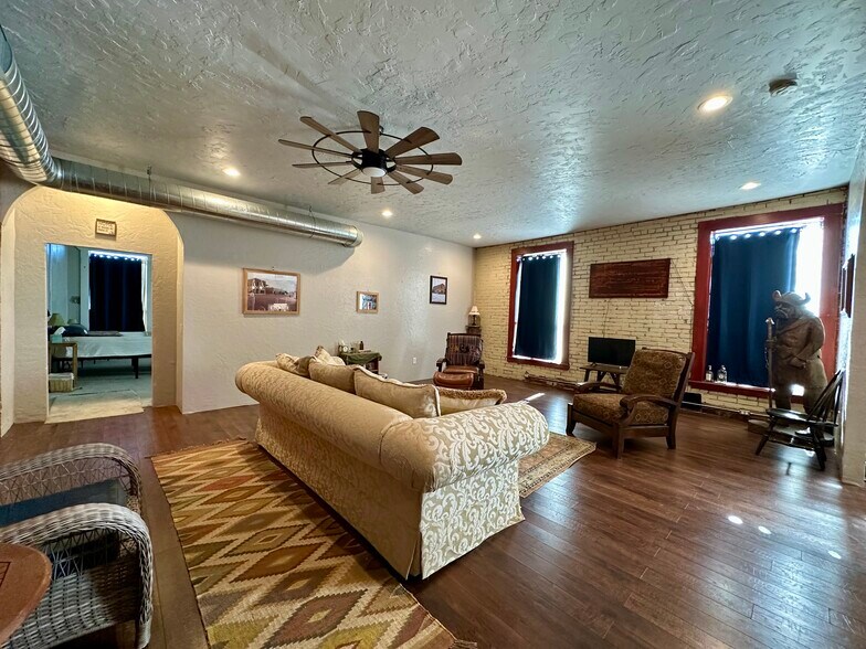 More Photos Of 101 N Waggoner St, Electra Flex For Sale