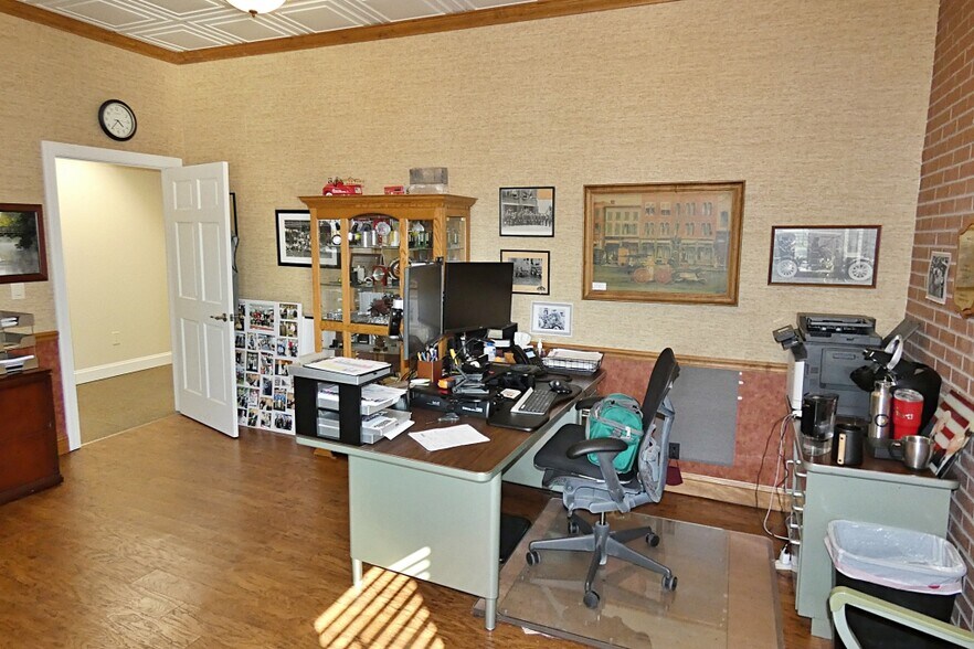 More Photos Of 10 W Main St, Lancaster Flex For Lease