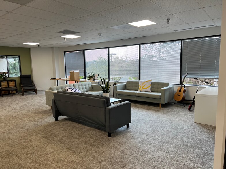 More Photos Of 251-255 Exchange Pl, Herndon Light Distribution For Lease