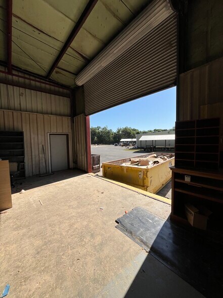 More Photos Of 2778 W Tharpe St, Tallahassee Warehouse For Lease