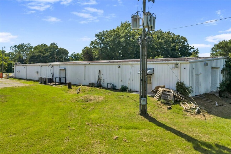 More Photos Of 607 Martin Luther King Jr Dr, Fort Valley Flex For Sale