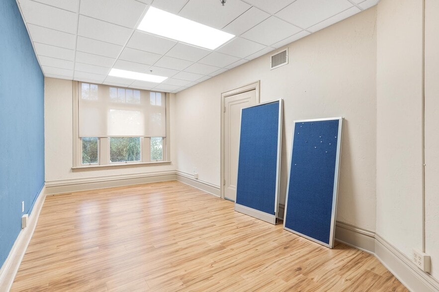 More Photos Of 410 W Main St, Leesburg Office For Lease