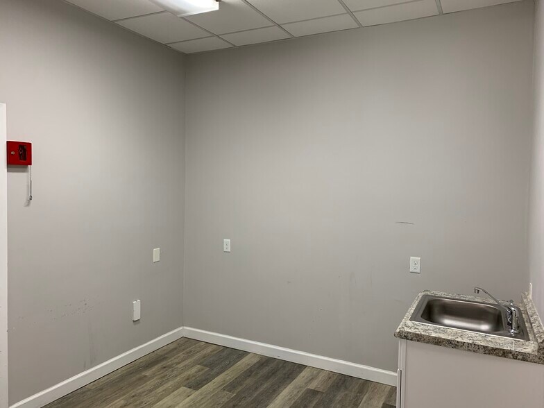 More Photos Of 2110 Maywill St, Richmond Light Distribution For Lease