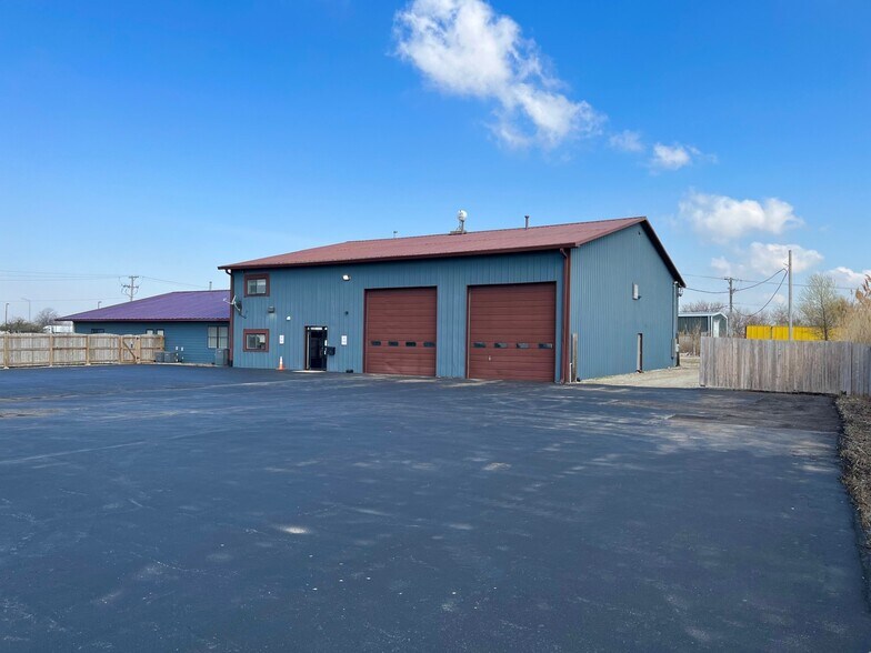 More Photos Of 2660 Bond St, University Park Service For Lease