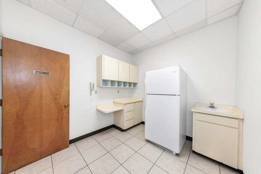 More Photos Of 655 N Indiana Ave, Englewood Medical For Sale