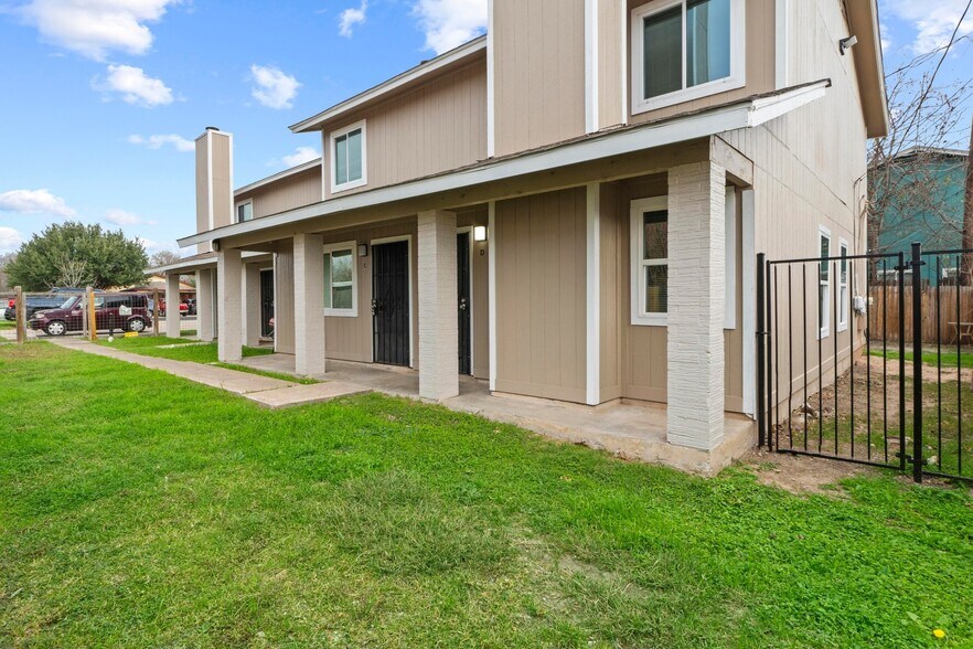 More Photos Of 6913 Wentworth Dr, Austin Multifamily For Sale
