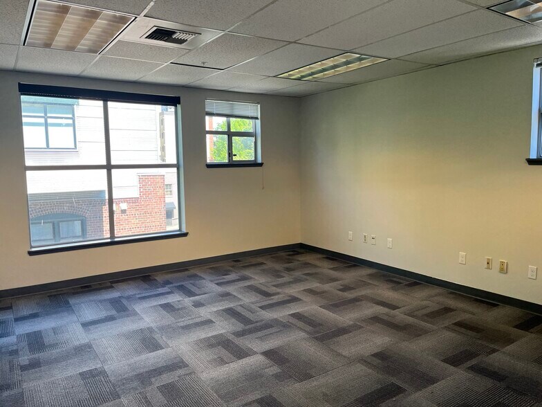 More Photos Of 2510 Western Ave, Seattle Apartments For Lease