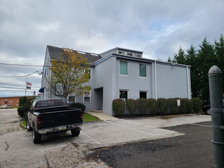 More Photos Of 644 W Germantown Pike, Lafayette Hill Office For Lease