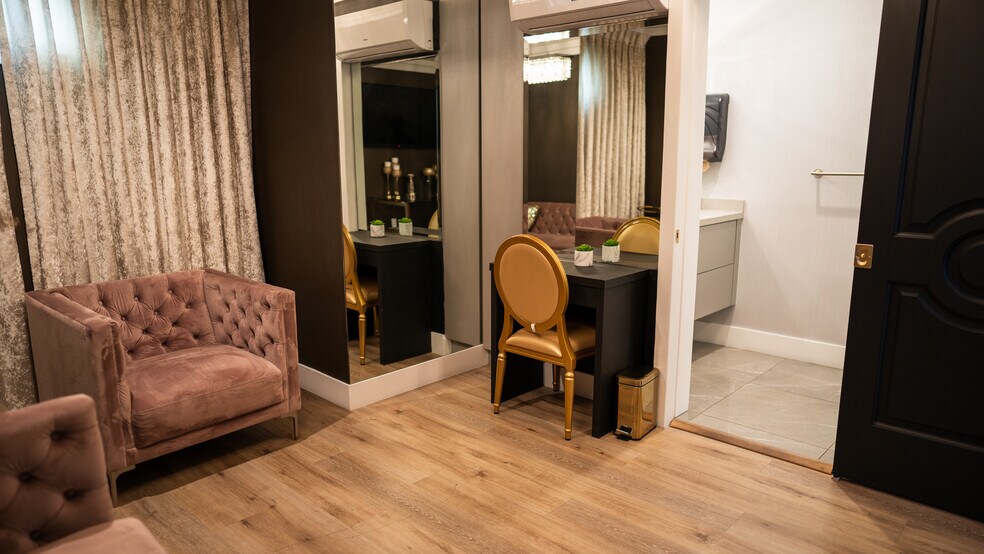 More Photos Of 16610 Ventura Blvd, Encino Storefront For Lease