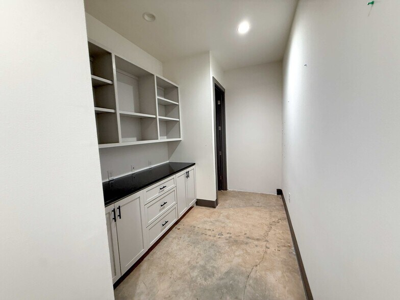More Photos Of 11923 Warfield St, San Antonio Service For Lease