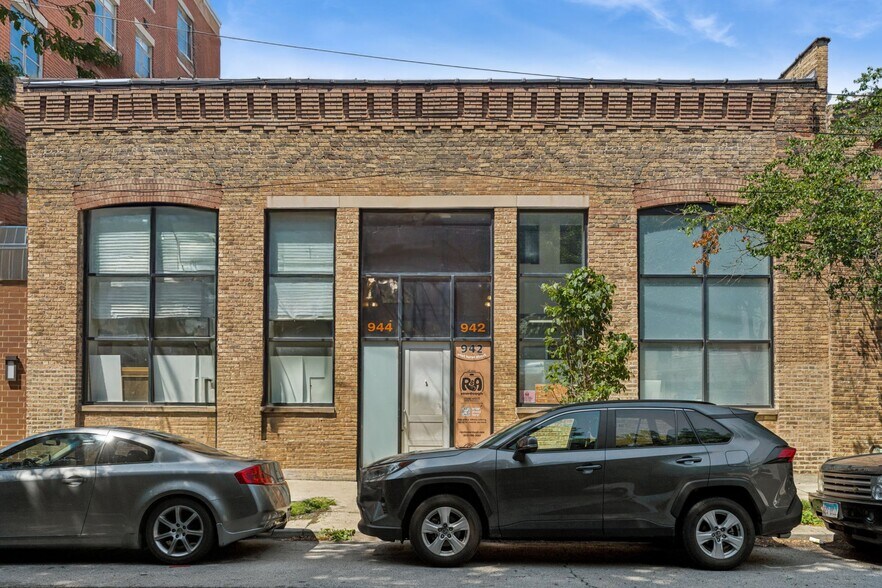 Primary Photo Of 942-944 W Huron St, Chicago General Retail For Sale