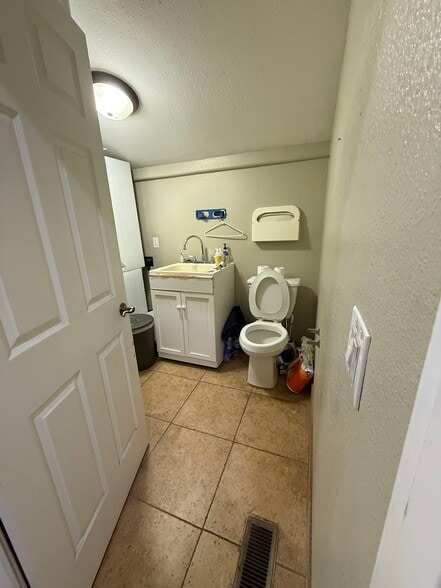 More Photos Of 323 W Powell Blvd, Gresham Freestanding For Lease