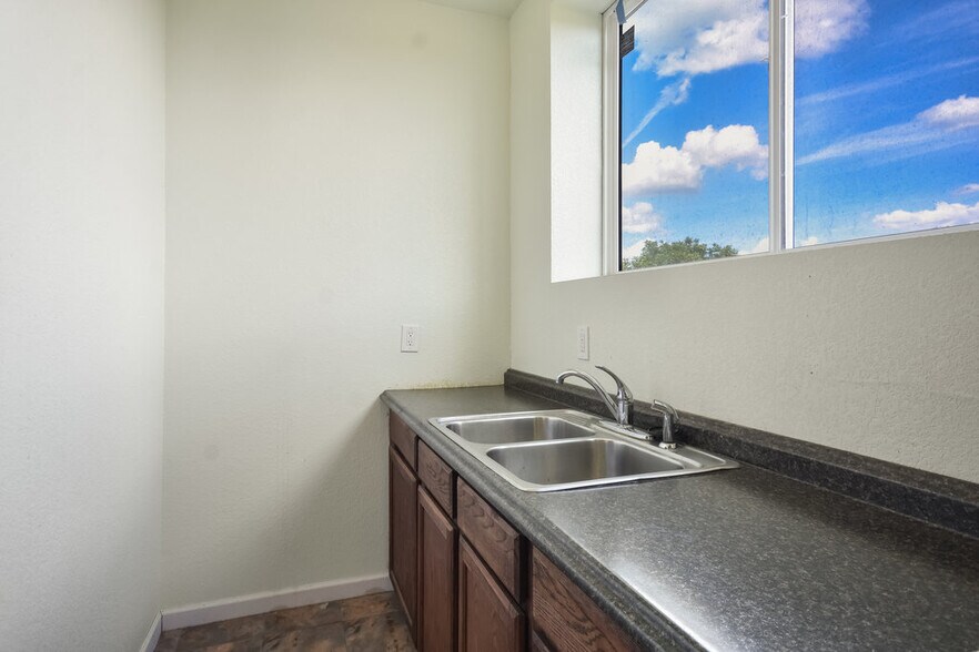 More Photos Of 15014 Iowa St, Austin Office Residential For Sale