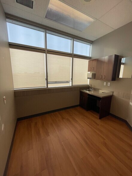 More Photos Of 3215 49 Ave, Red Deer Storefront For Lease