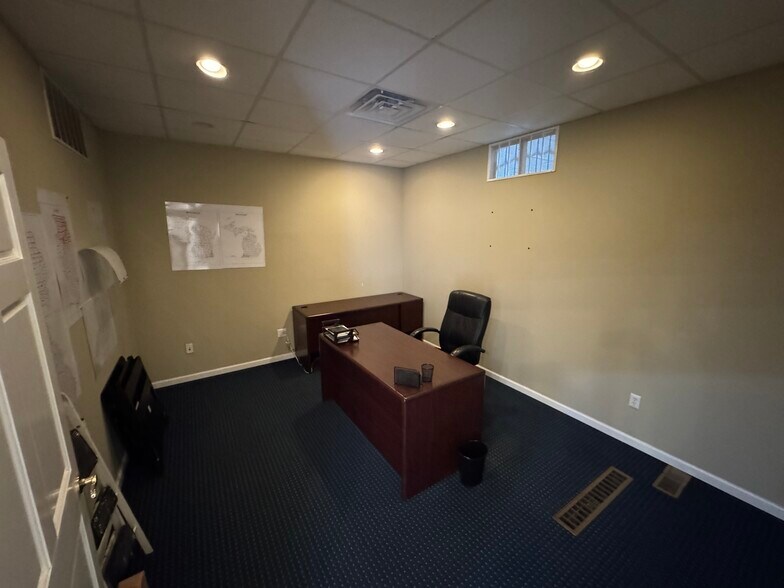 More Photos Of 4 Bonnie Ln, Yorkville Office For Sale
