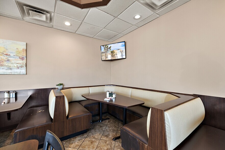 More Photos Of 37116 S Groesbeck Hwy, Clinton Township Restaurant For Sale