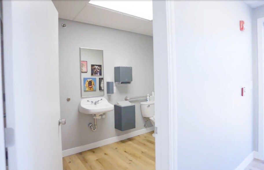 More Photos Of 608 35th Ave, Moline Medical For Sale