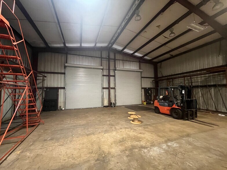 More Photos Of 1734 5th St, Bradenton Warehouse For Lease