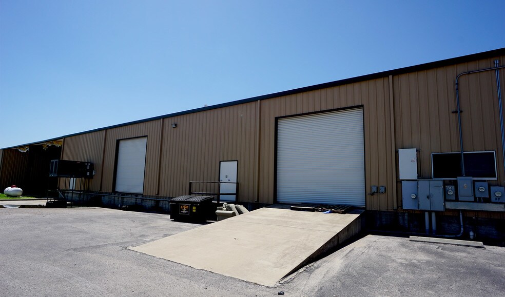 More Photos Of 18 Indian Meadows Dr, Round Rock Warehouse For Lease
