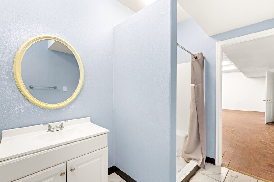 More Photos Of 830 E Sahara Ave, Las Vegas Office For Sale