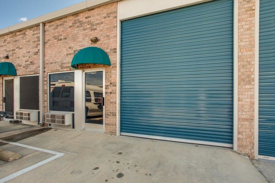 More Photos Of 800 Fulgham Rd, Plano Warehouse For Lease
