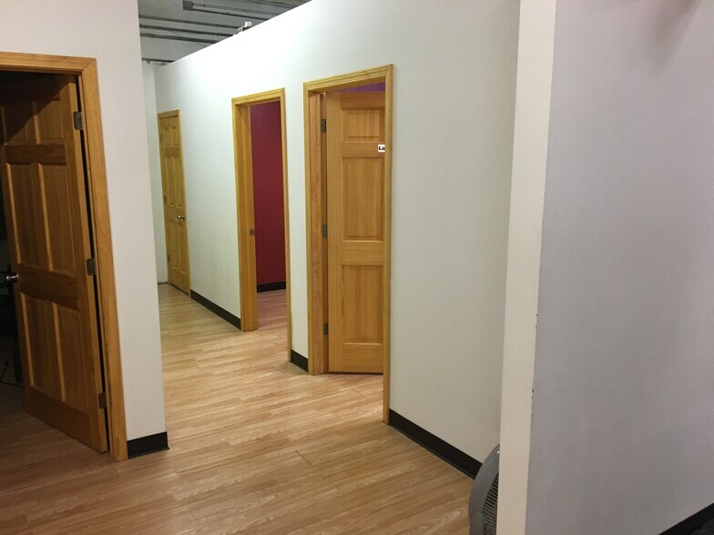 More Photos Of 1017 Davis St, Evanston Storefront For Lease