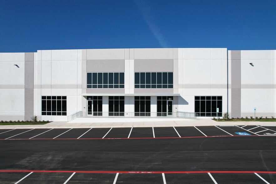 More Photos Of 2605 Dewitt St, Lockhart Distribution For Lease