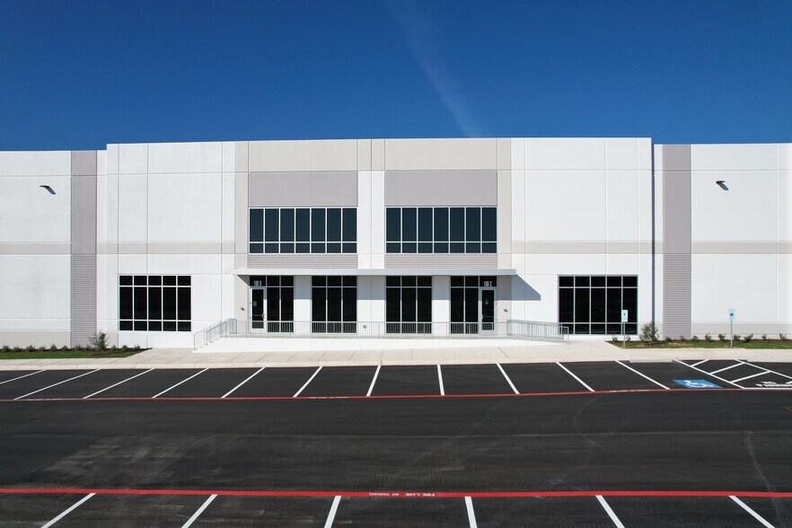 More Photos Of 2605 Dewitt St, Lockhart Distribution For Lease