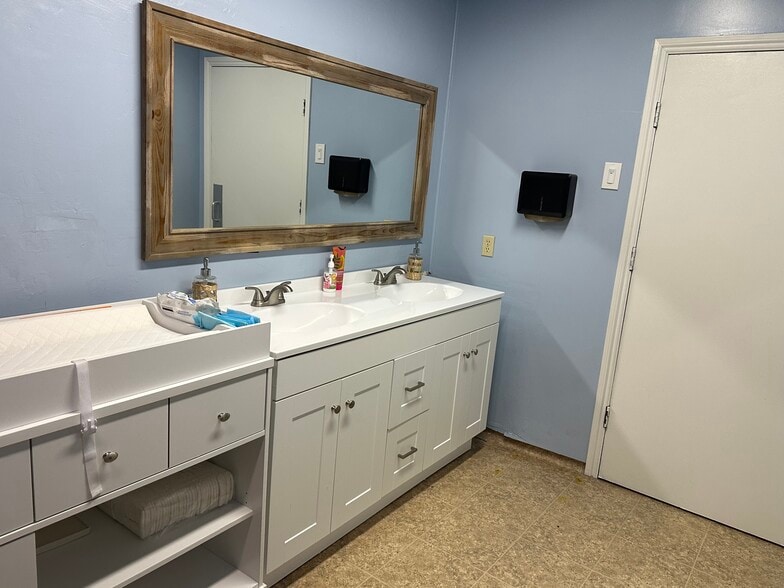 More Photos Of 1001 W Noble Ave, Visalia Specialty For Sale