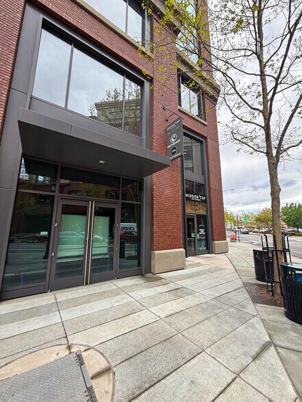More Photos Of 900 Middlefield Ave, Redwood City Office For Lease