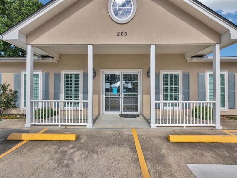 More Photos Of 203 Christie Dr, Lufkin Healthcare For Sale