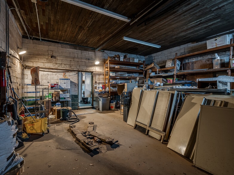 More Photos Of 200 N Broadway Ave, Geary Convenience Store For Sale