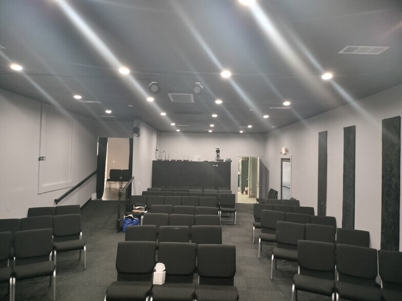 More Photos Of 6944 Reseda Blvd, Reseda Freestanding For Lease