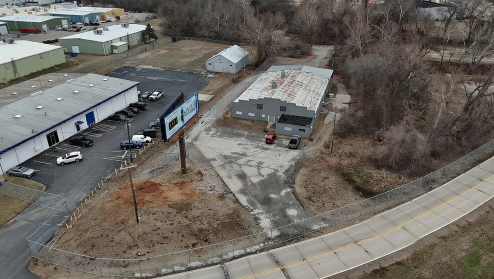 More Photos Of 920 W Skelly Dr, Tulsa Manufacturing For Lease