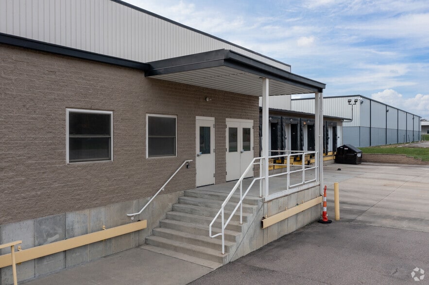 More Photos Of 2881 E Sharon Rd, Cincinnati Warehouse For Lease