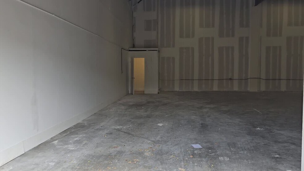 Primary Photo Of 4802 Distribution Ct, Orlando Warehouse For Lease