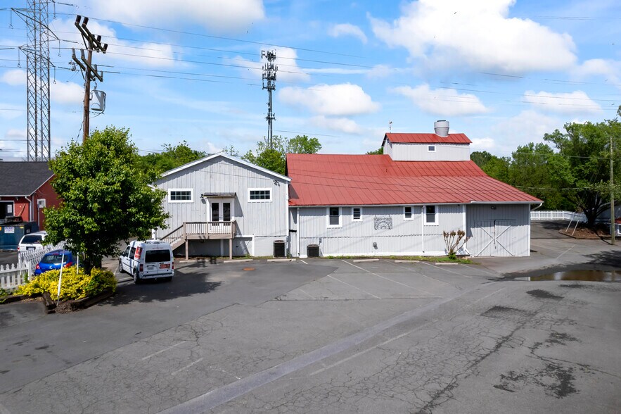 More Photos Of 20704 Ashburn Rd, Ashburn Unknown For Lease